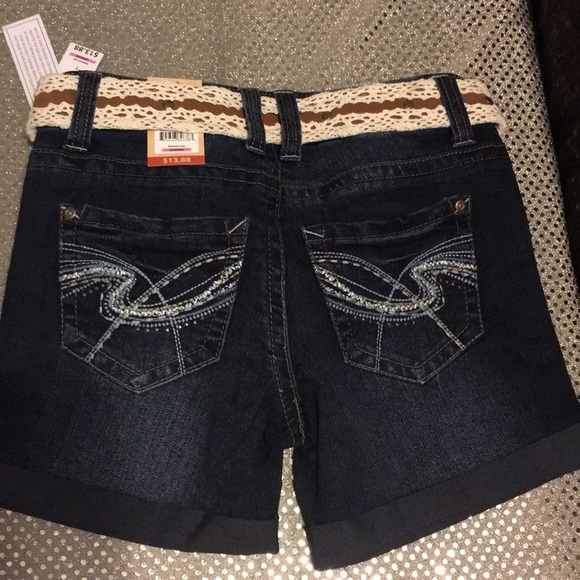 ✨New✨Jean shorts with belt - Picture 2 of 4